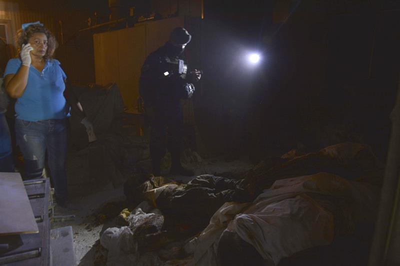 Policías ministeriales y expertos forenses hallaron un total de 61 cadáveres en un crematorio abandonado en el balneario mexicano de Acapulco. Foto: EFE