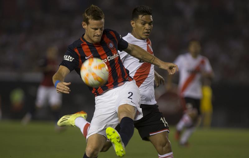 El jugador de San Lorenzo Mauro Cetto (i) disputa el balón con Teófilo Gutiérrez (d) de River Plate. Foto: EFE