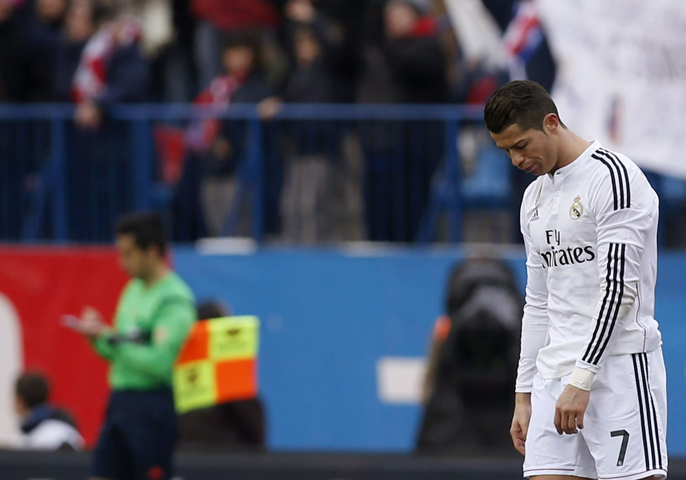 El delantero portugués del Real Madrid, Cristiano Ronaldo, muestra su decepción durante el partido frente al Atlético de Madrid. Foto: EFE