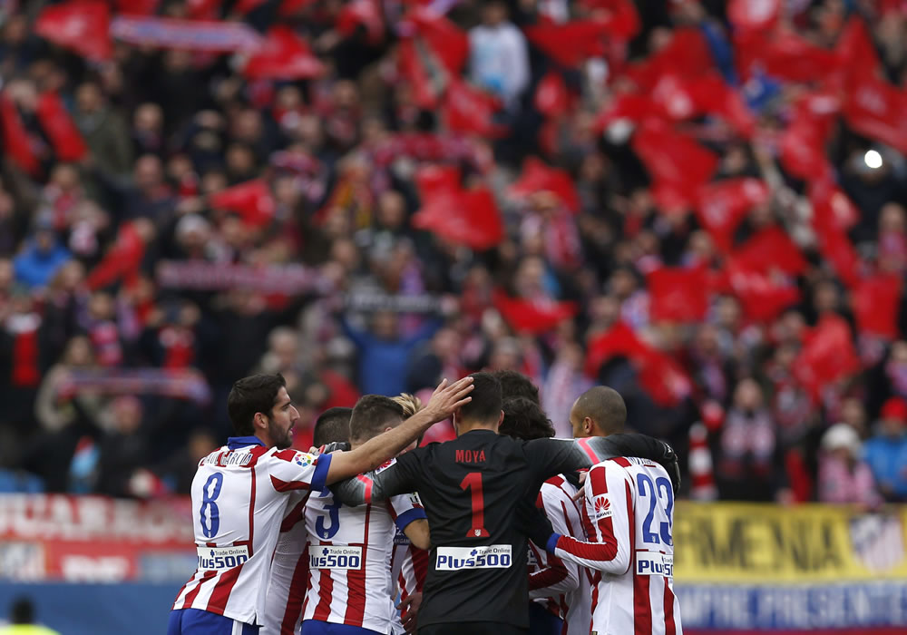 Los jugadores del Atlético de Madrid celebran la victoria por 4-0 frente al Real Madrid. Foto: EFE