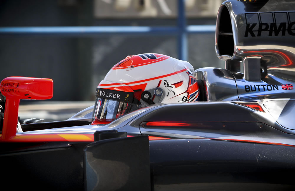 El piloto británico del equipo McLaren Honda, Jenson Button, rodando con el monoplaza MP4-30. Foto: EFE