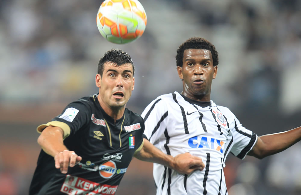 El jugador de Corinthians Gil (d) disputa el balón con Sebastián Penco (i) de Once Caldas. Foto: EFE