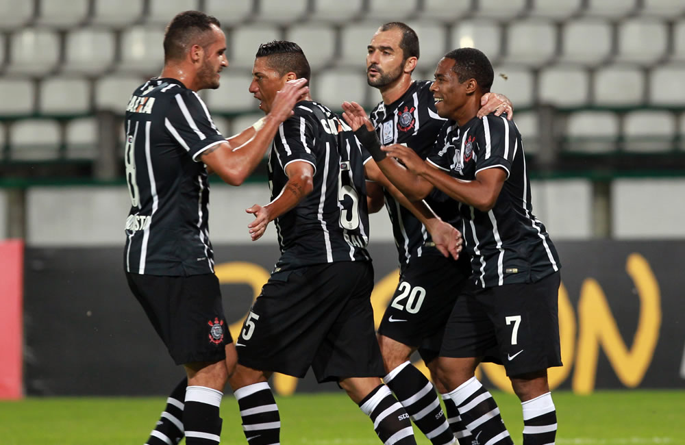 Los jugadores del Corinthians de Brasil celebran un gol de Elías (d) contra Once Caldas. Foto: EFE