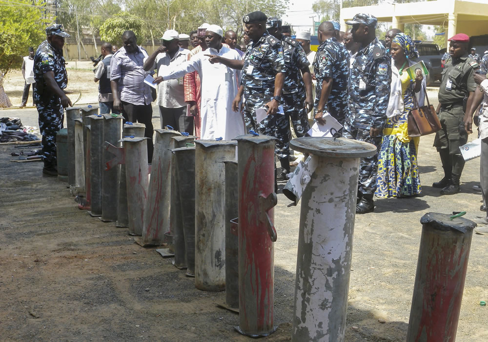 Improvised explosive devices (IED) siezed from Boko Haram militants are displayed to media by Adamawa Police in Yola, North East Nigeria. Foto: EFE