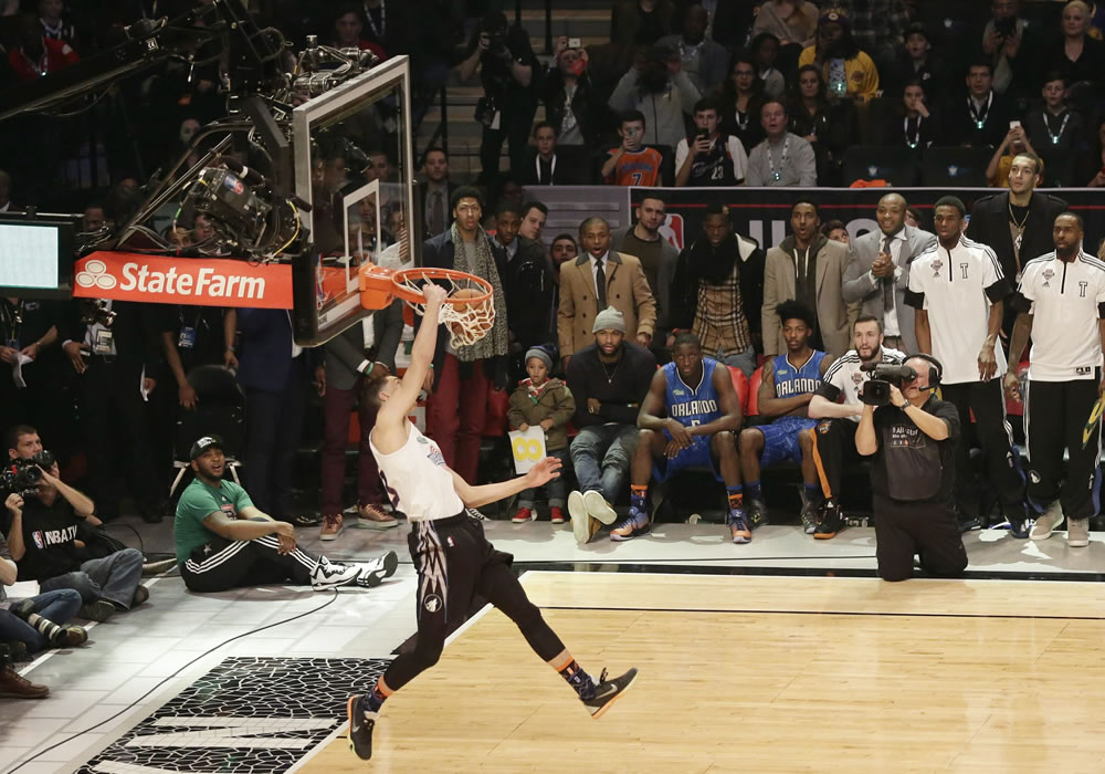 Basketball player Zach LaVine dunks during the Slam Dunk Contest as part of the NBA All-Star Saturday Night festivities at the Barclays Center in Brooklyn, New York. Foto: EFE