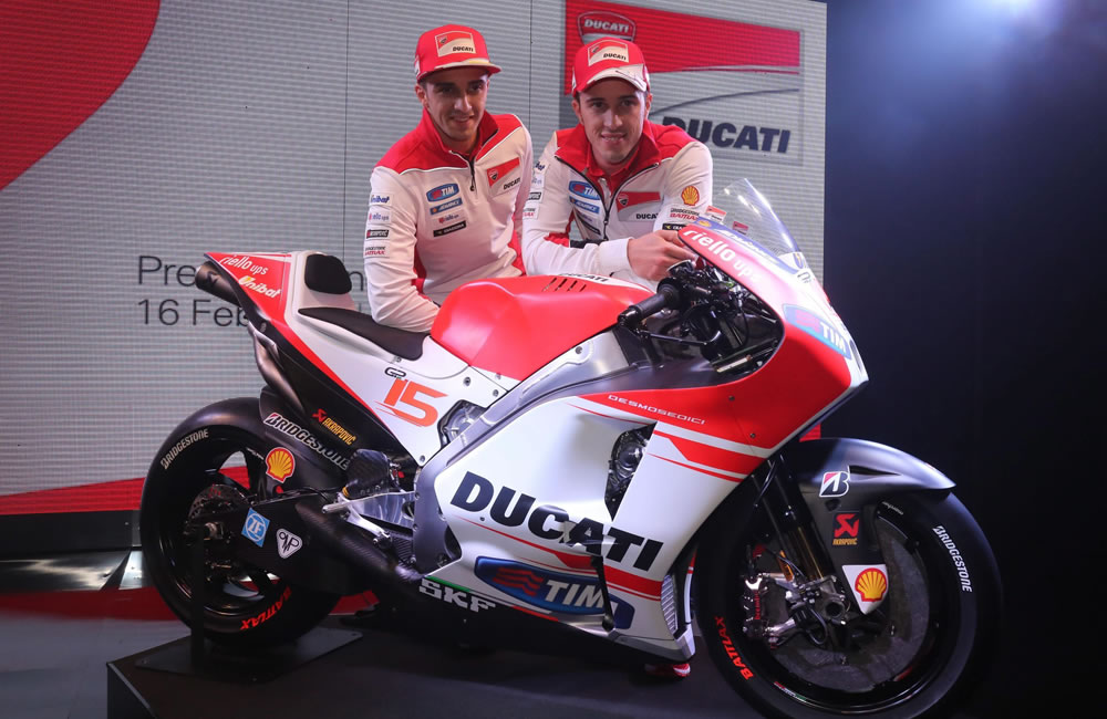 Los pilotos italianos de Moto GP Andrea Iannone (i) y Andrea Dovizioso, del equipo Ducati, posan. Foto: EFE