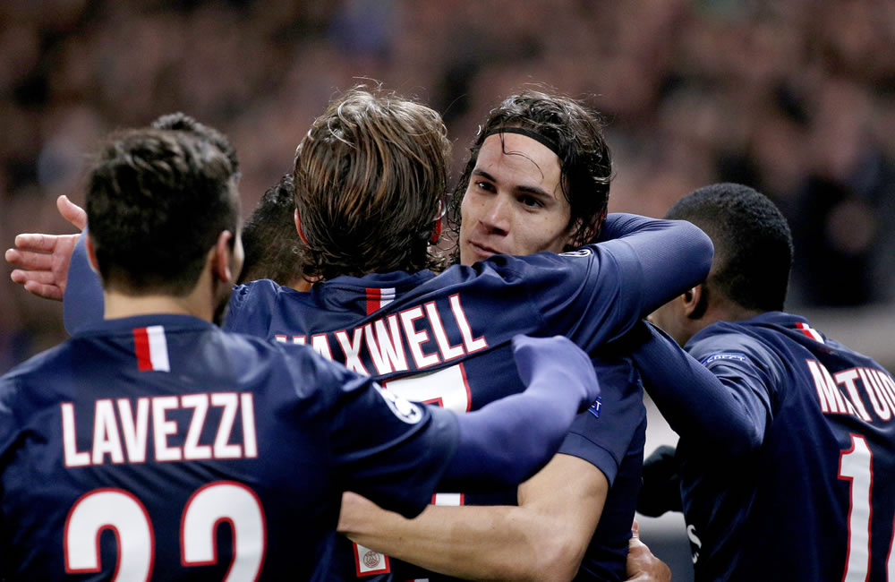 - El jugador del Paris Saint-Germain Edinson Cavani (2-d) celebra con sus compañeros después de anotar el gol del empate. Foto: EFE