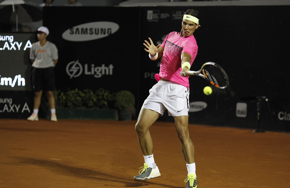 El tenista español Rafael Nadal devuelve una bola. Foto: EFE