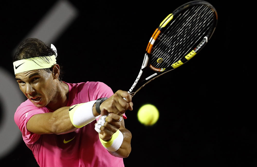 El tenista español Rafael Nadal devuelve la pelota al uruguayo Pablo Cuevas. Foto: EFE