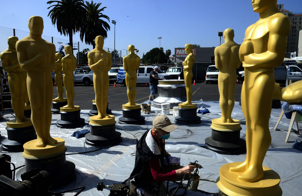 Trabajadores ultiman detalles de las estatuas de los Oscar como parte de los preparativos. Foto: EFE