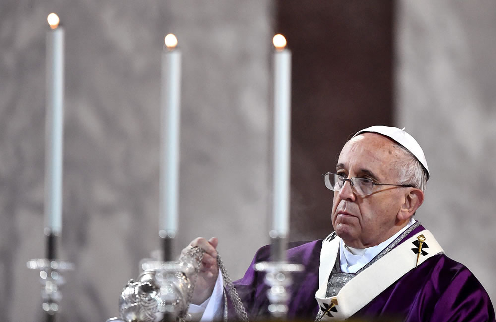 El papa Francisco oficia una misa en la basílica de Santa Sabina. Foto: EFE