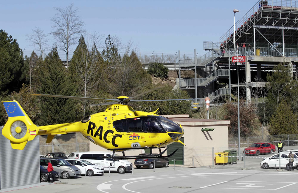 - Un helicóptero evacúa al piloto español de McLaren Fernando Alonso. Foto: EFE