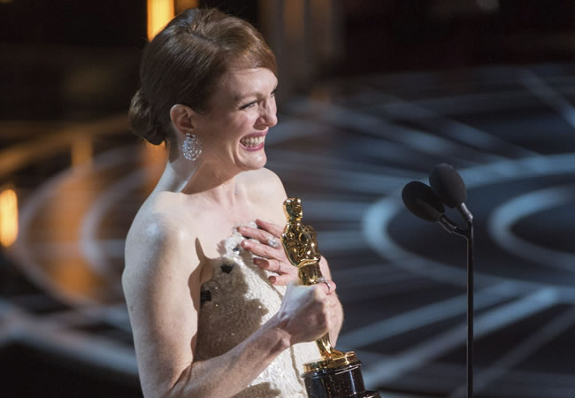 Juliane Moore recibe el premio Óscar como mejor actriz principal. Foto: EFE