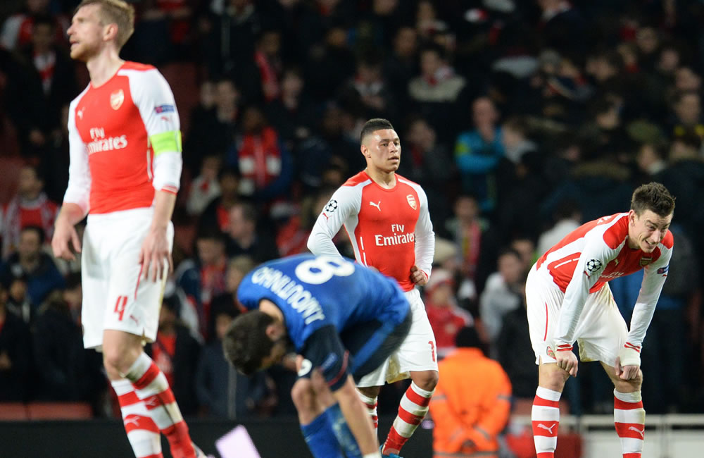 Jugadores del Arsenal se lamentan tras recibir el tercer gol. Foto: EFE