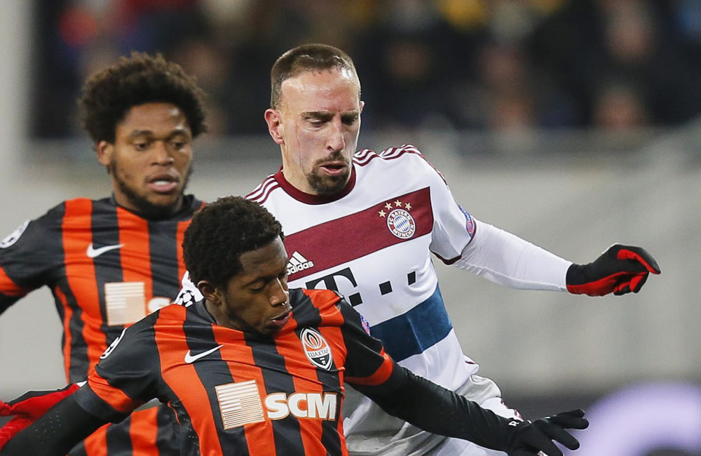 El jugador Fred (c) del Shakhtar disputa el balón ante Franck Ribery (d) del Bayern Munich. Foto: EFE