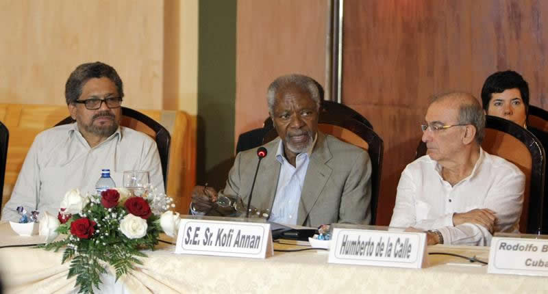 El exsecretario general de la ONU Kofi Annan con Humberto de la Calle y  Luciano Marín Arango, alias Iván Márquez. Foto: EFE