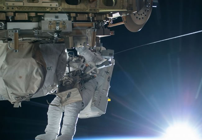 El astronauta Terry Virts durante el paseo espacial. Image Credit: NASA. Foto: EFE