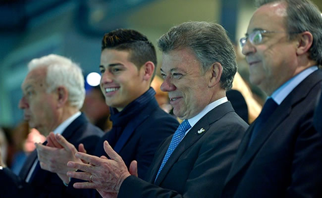 Santos junto a Florentino Pérez y James en el palco del Real Madrid. Foto: Twitter