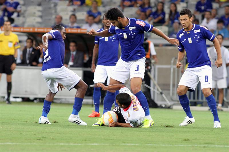 Leo (arriba) de Cruzeiro disputa el balón con Ramón Abila (abajo) de Huracán. Foto: EFE