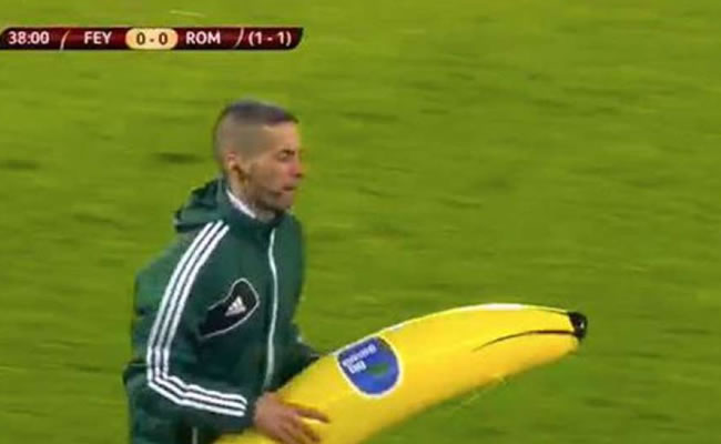 Feyenoord asegura que lanzamiento de banana hinchable no fue acto de racismo. Foto: Twitter