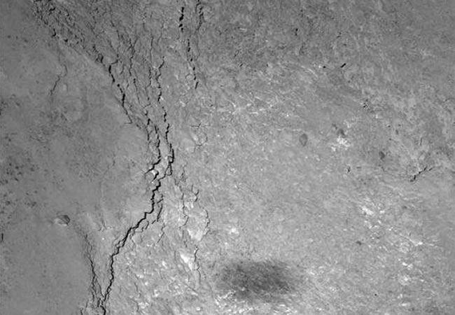 La sombra de Rosetta sobre la superficie del cometa 67P. Foto: EFE