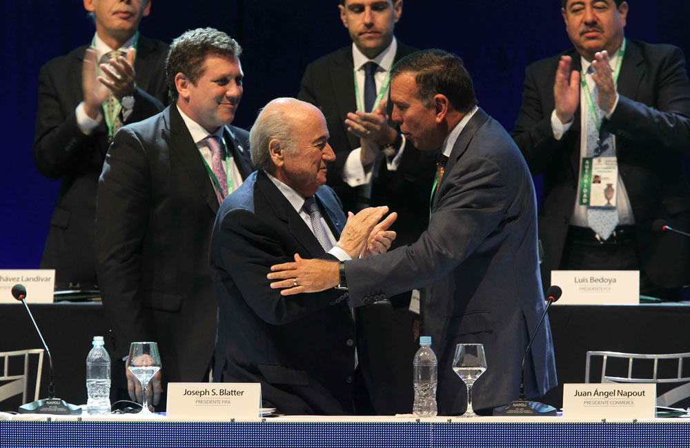 El presidente de la FIFA, el suizo Joseph Blatter (c), felicita al presidente de la Conmebol, el paraguayo, Juan Ángel Naput. Foto: EFE