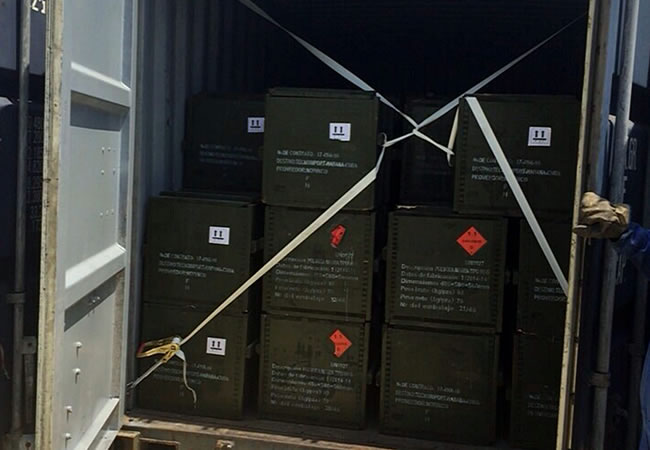 Fotografía cedida por la Fiscalía de Colombia donde se ve un contenedor incautado por las autoridades colombianas con armamento en su interior. Foto: EFE