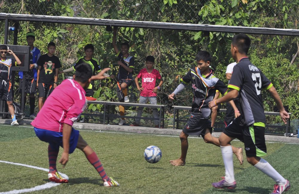 El fútbol, un "vehículo para trasmitir valores" a jóvenes refugiados birmanos. Foto: EFE