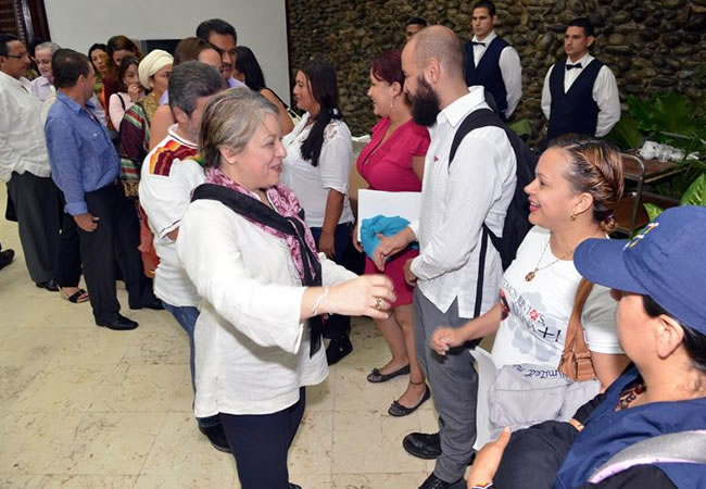 Fotografía cedida por el Gobierno de Colombia de miembros de la comisión de género con integrantes de la delegación de las Farc reunidos. Foto: EFE
