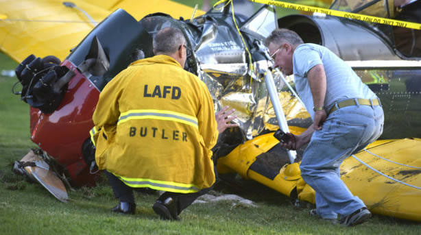 Miembros del Departamento de Bomberos de Los Ángeles llegan al lugar donde una avioneta en la que viajaba el actor estadounidense Harrisson Ford se ha estrellado. Foto: EFE