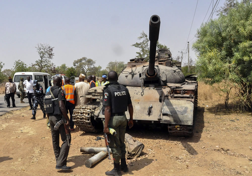 Tanque utilizado por miembros del grupo yihadista Boko Haram que fueron capturados por las tropas nigerianas, en Uba, Nigeria. Foto: EFE