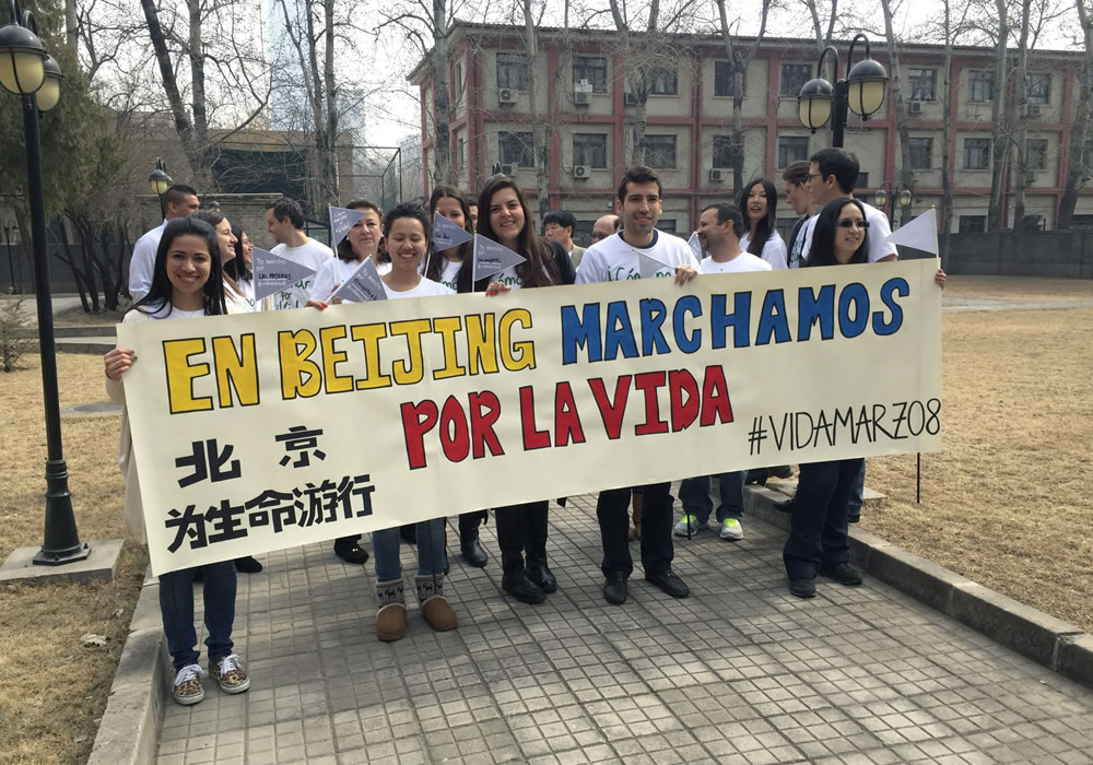 Fotografía facilitada por la embajada de Colombia en China que muestra a integrantes de la comunidad colombiana residente en Pekín que se unieron a las "marchas por la vida". Foto: EFE