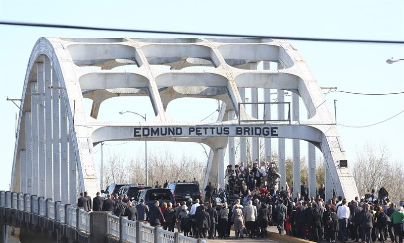 Obama cruza el puente de Selma, símbolo de lucha por los derechos civiles. Foto: EFE