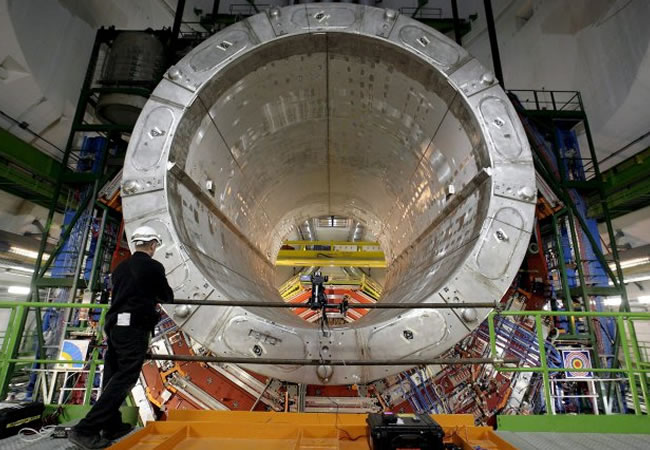 Imán gigante del Gran Colisionador de Hadrones (LHC), en el Centro Europeo de Investigación Nuclear (CERN) en Cessy, Francia. Foto: EFE