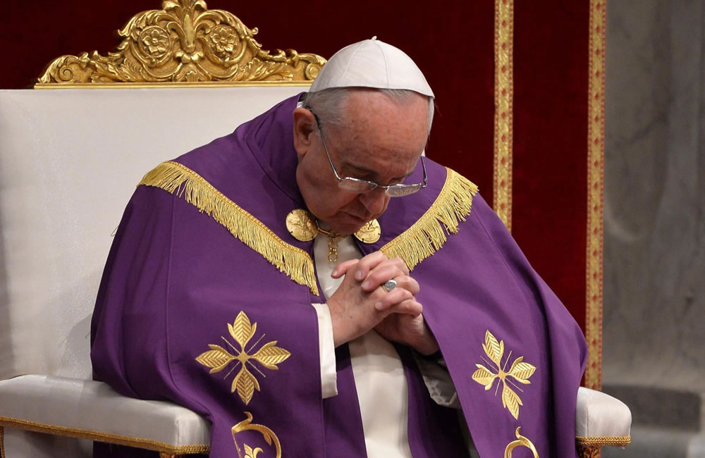 El papa Francisco durante la celebración de la penitencia. Foto: EFE