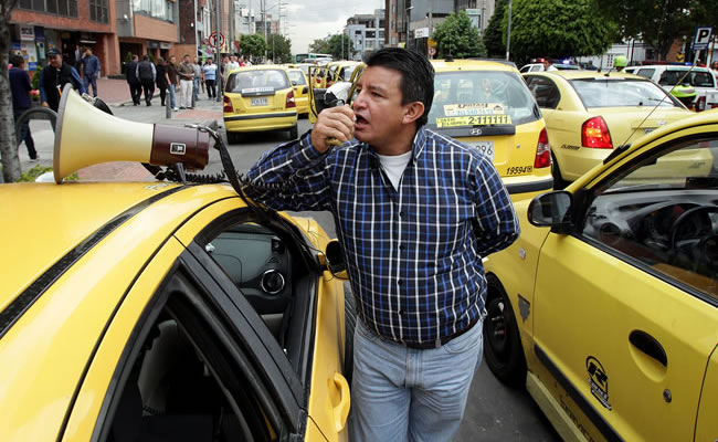 Gobierno desactiva el paro mientras usuarios proponen 'Día sin taxi'. Foto: EFE