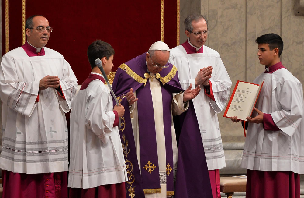 El papa Francisco (c) durante la celebración de la penitencia. Foto: EFE