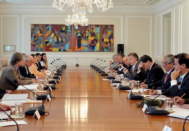 Fotografía cedida por la Presidencia del mandatario, Juan Manuel Santos (4d), durante la primera reunión con la Comisión Asesora para la Paz. Foto: EFE