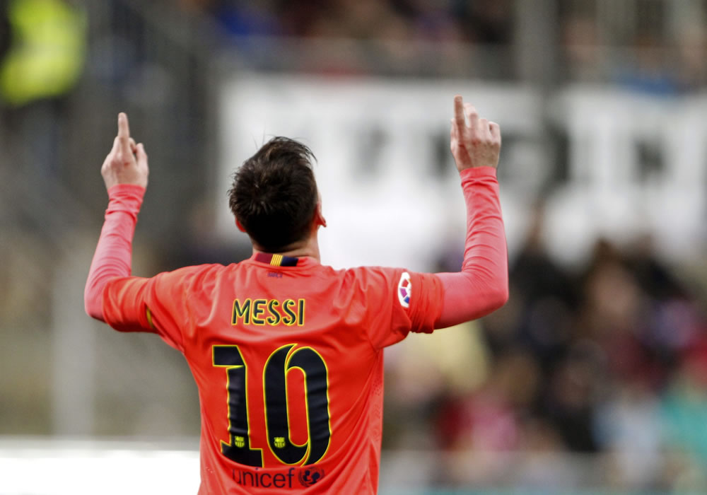 El delantero argentino del FC Barcelona Lionel Messi (i) celebra uno de sus goles ante el Eibar. Foto: EFE
