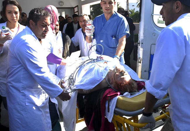 Un herido es evacuado del Museo del Bardo al hospital Charle Nicol después del atentado perpetrado en Túnez. Foto: EFE