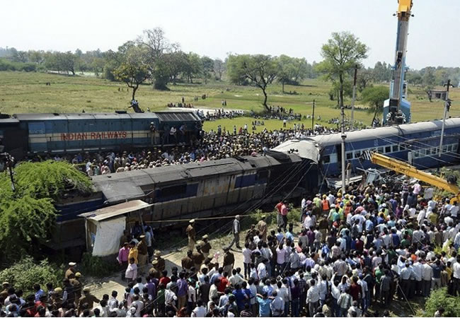 Miembros de los servicios de emergencia trabajan en el lugar del accidente de un tren en Rae Bareli, estado de Uttar Pradesh (India). Foto: EFE
