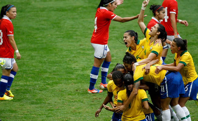 Se cumplen 120 años del primer partido de fútbol femenino reconocido por FIFA. Foto: EFE
