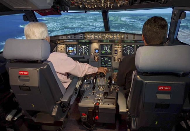 Fotografía facilitada por la compañía Airbus que muestra a un piloto y un copiloto en el simulador de un A320. Foto: EFE