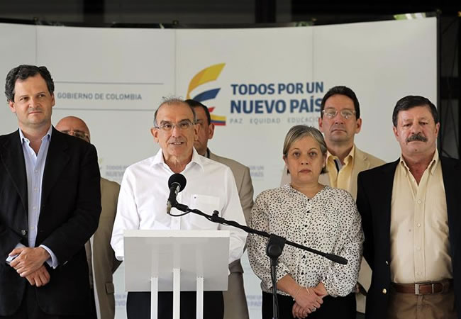 El jefe negociador del Gobierno, Humberto de la Calle acompañado por integrantes del equipo negociador. Foto: EFE