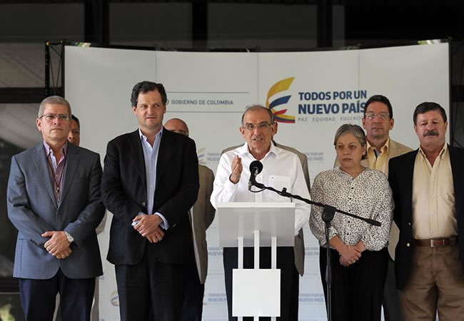 El jefe negociador del Gobierno colombiano, Humberto de la Calle (c), hace una declaración acompañado por integrantes del equipo negociador. Foto: EFE