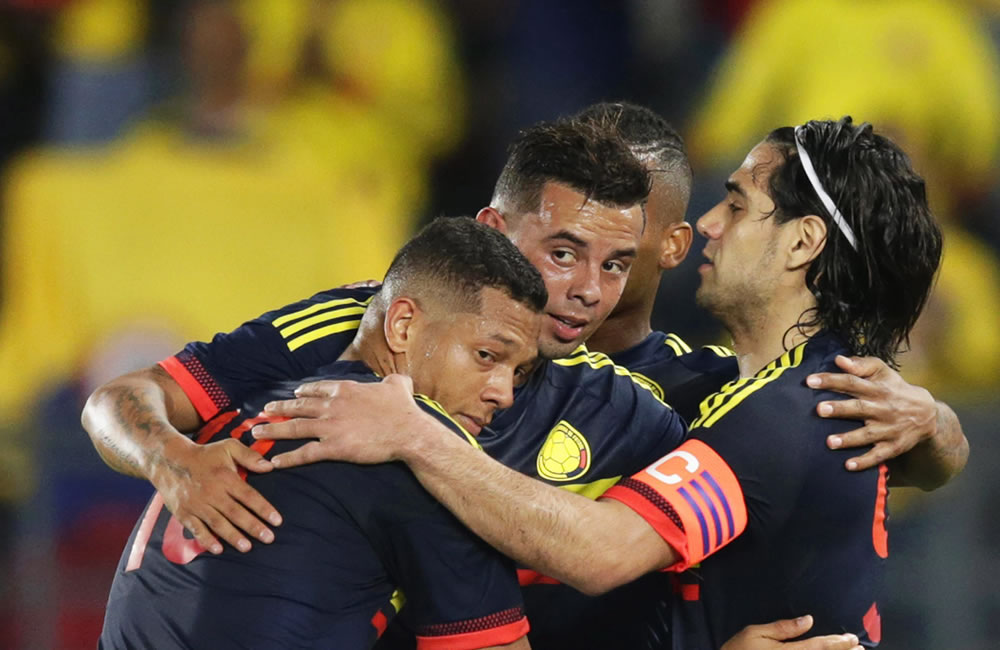 El delantero de la selección colombiana, Radamel Falcao (d) celebra con sus compañeros. Foto: EFE