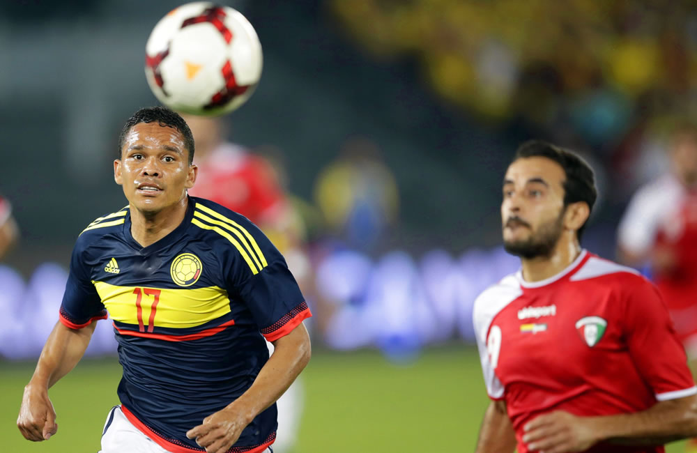 El delantero de la selección colombiana, Carlos Bacca (i). Foto: EFE