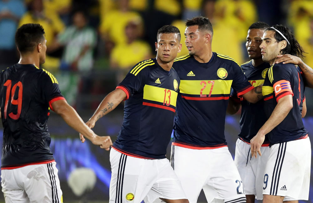 El delantero de la selección colombiana, Radamel Falcao (d) celebra con sus compañeros. Foto: EFE