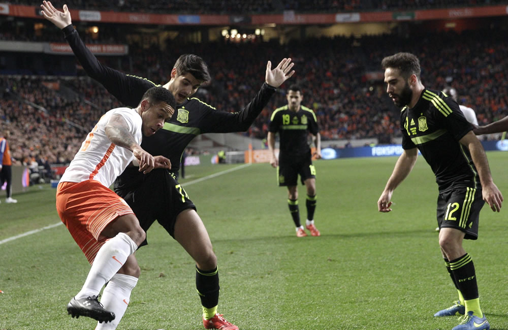 El delantero de la selección española Álvaro Morata (i) y el defensa Dani Carvajal (d), presionan al holandés Memphis Depay. Foto: EFE