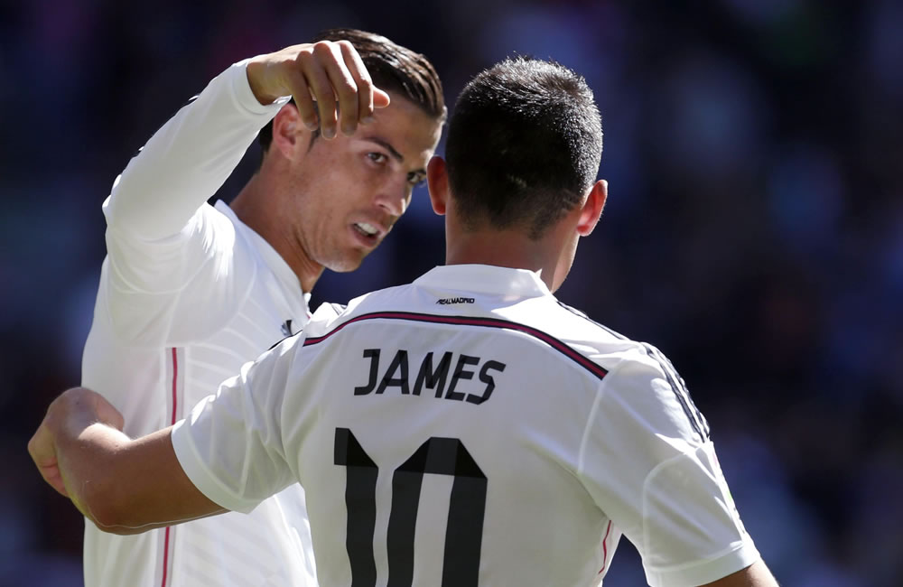 El delantero portugués del Real Madrid, Cristiano Ronaldo, celebra con su compañero, el colombiano James Rodríguez. Foto: EFE
